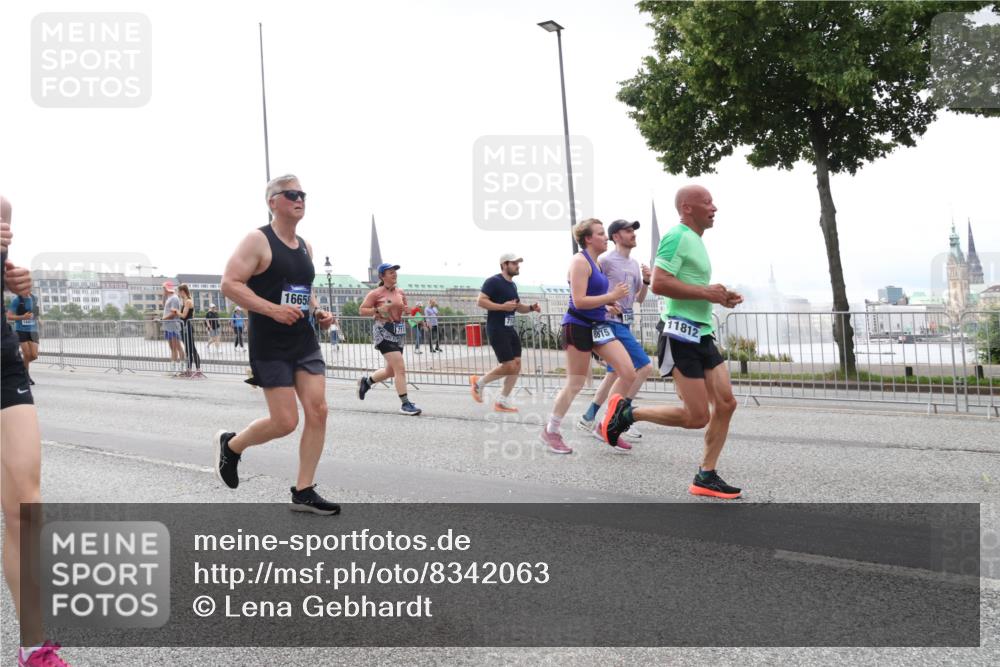 29.06.2025 - hella hamburg halbmarathon Lena Gebhardt http://msf.ph/oto/8342063 29.06.2025 10:38:17 Lombardsbrücke 15417, 16658, 8615, 11812, 1196, 1394, 1457, 1578, 1596, 1721, 1742, 1791, 1799, 1901, 1966, 1985, 2113, 2151, 2498, 2786, 3010, 3094, 3095, 3216, 3242, 3246, 3286, 3338, 3635, 3636, 3716, 3777, 3841, 3880, 4139, 4155, 4159, 4414, 4883, 4921, 5085, 5089, 5139, 5155, 5300, 5617, 5684, 5713, 5735, 6199, 6200, 6362, 6697, 6751, 6930, 7117, 7118, 7165, 7244, 7371, 7552, 7561, 7629, 7692, 7696, 7868, 7914, 8985, 10836, 11087, 11543 meine-sportfotos.de