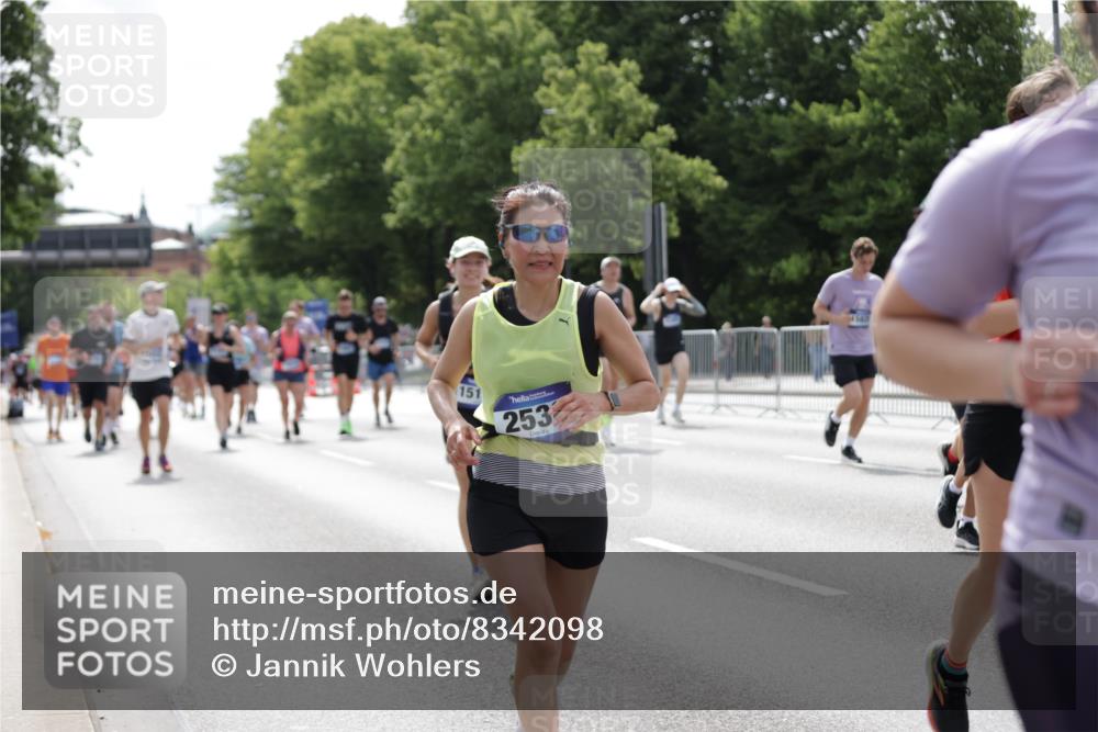 29.06.2025 - hella hamburg halbmarathon Jannik Wohlers http://msf.ph/oto/8342098 29.06.2025 10:42:19 Lombardsbrücke 1656, 1964, 1994, 2401, 2509, 2538, 2580, 2940, 2941, 3283, 3378, 3874, 4092, 4105, 4334, 4385, 4778, 5417, 6120, 6764, 7513, 8161, 8529, 10008, 10454, 10697, 11142, 11710, 12151, 12441, 13070, 13241, 13776, 14042, 14084, 14126, 14170, 14556, 14636, 14694, 14769, 15168, 15190, 15219, 15221, 15820, 15977, 16612, 16892 meine-sportfotos.de