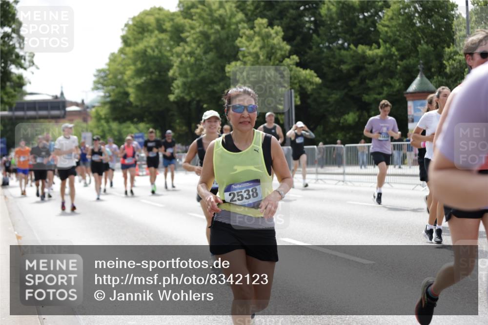 29.06.2025 - hella hamburg halbmarathon Jannik Wohlers http://msf.ph/oto/8342123 29.06.2025 10:42:19 Lombardsbrücke 1656, 1964, 1994, 2401, 2509, 2538, 2580, 2940, 2941, 3283, 3378, 3874, 4092, 4105, 4334, 4385, 4778, 5417, 6120, 6764, 7513, 8161, 8529, 10008, 10454, 10697, 11142, 11710, 12151, 12441, 13070, 13241, 13776, 14042, 14084, 14126, 14170, 14556, 14636, 14694, 14769, 15168, 15190, 15219, 15221, 15820, 15977, 16612, 16892 meine-sportfotos.de
