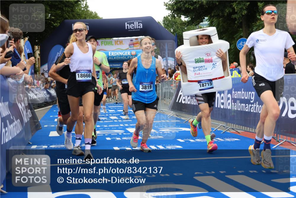 29.06.2025 - hella hamburg halbmarathon Strokosch-Dieckow http://msf.ph/oto/8342137 29.06.2025 10:53:37 Ziel 1030, 1061, 1098, 1499, 1502, 1783, 2058, 2070, 2082, 2518, 2630, 3399, 3819, 5399, 6628, 6762, 8335, 10549, 10895, 11588, 11589, 11604, 12632, 13865, 14702, 14818, 15061, 15113, 15441, 15497, 15856, 16092, 17482, 18143, 18450, 18514, 18612, 18666, 18715 meine-sportfotos.de