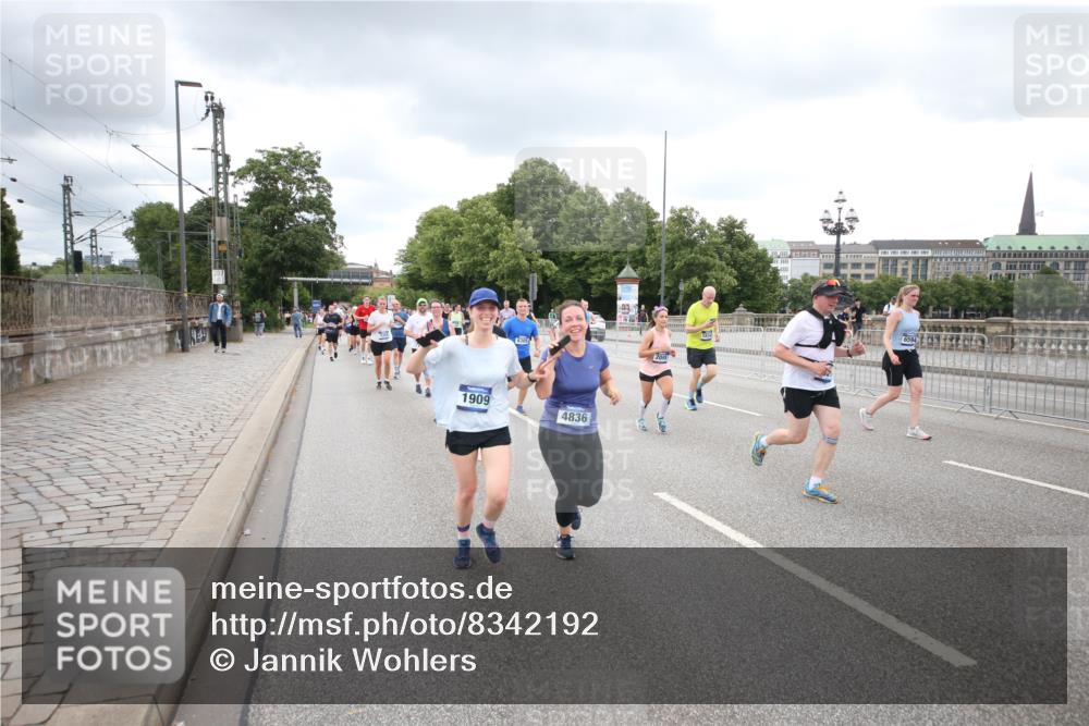 29.06.2025 - hella hamburg halbmarathon Jannik Wohlers http://msf.ph/oto/8342192 29.06.2025 10:55:45 Lombardsbrücke 1738, 1909, 2095, 2793, 3257, 3268, 4083, 4354, 4473, 4836, 5306, 5580, 5994, 6494, 6968, 7025, 7028, 7516, 7616, 8005, 8305, 8517, 9435, 9606, 9838, 10640, 10740, 10784, 10987, 11298, 11862, 11863, 12267, 12295, 12296, 12551, 13055, 13395, 13405, 13627, 13965, 14142, 14221, 14280, 14281, 15103, 15173, 15199, 15272, 15696, 15699, 16413, 16655, 16960, 17398, 17649, 17673, 18329, 18349, 19228 meine-sportfotos.de