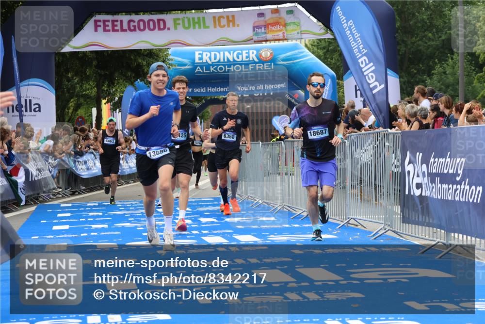 29.06.2025 - hella hamburg halbmarathon Strokosch-Dieckow http://msf.ph/oto/8342217 29.06.2025 10:32:49 Ziel 4463, 4749, 6358, 7965, 8062, 10453, 12290, 13686, 14028, 15054, 16425, 17151, 18687, 19059 meine-sportfotos.de