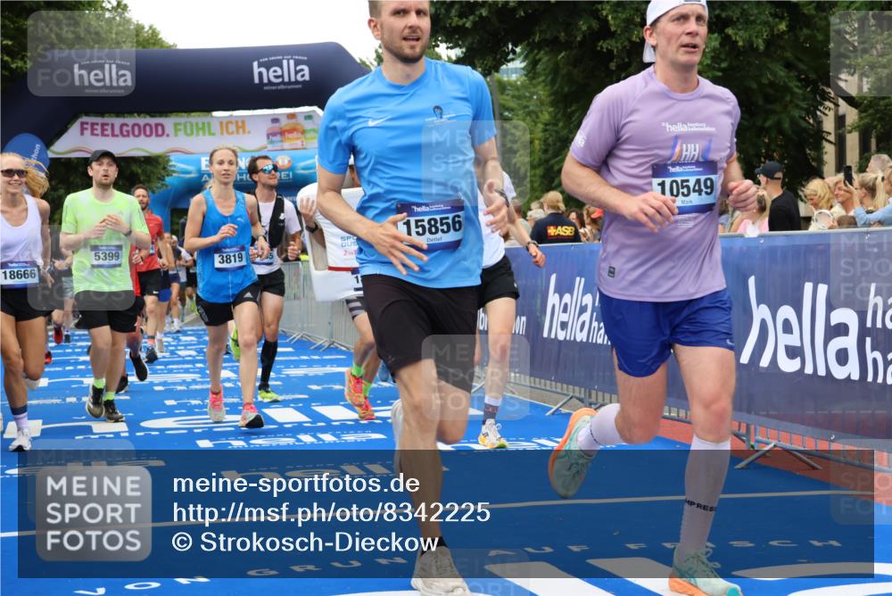 29.06.2025 - hella hamburg halbmarathon Strokosch-Dieckow http://msf.ph/oto/8342225 29.06.2025 10:53:36 Ziel 1030, 1061, 1098, 1499, 1502, 1783, 2058, 2070, 2082, 2518, 2630, 3399, 3819, 5399, 5866, 6628, 6762, 10549, 10895, 11588, 11589, 11604, 12632, 13865, 14702, 14818, 15061, 15113, 15441, 15497, 15856, 16092, 17482, 17710, 18143, 18450, 18514, 18612, 18666, 18715 meine-sportfotos.de