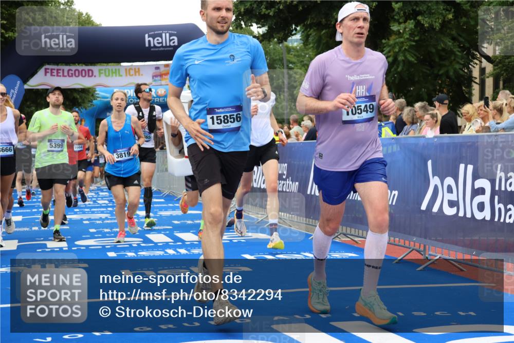 29.06.2025 - hella hamburg halbmarathon Strokosch-Dieckow http://msf.ph/oto/8342294 29.06.2025 10:53:36 Ziel 1030, 1061, 1098, 1499, 1502, 1783, 2058, 2070, 2082, 2518, 2630, 3399, 3819, 5399, 5866, 6628, 6762, 10549, 10895, 11588, 11589, 11604, 12632, 13865, 14702, 14818, 15061, 15113, 15441, 15497, 15856, 16092, 17482, 17710, 18143, 18450, 18514, 18612, 18666, 18715 meine-sportfotos.de