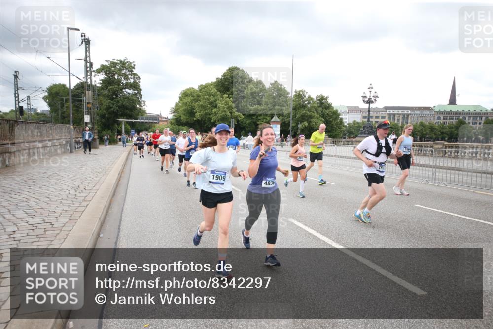 29.06.2025 - hella hamburg halbmarathon Jannik Wohlers http://msf.ph/oto/8342297 29.06.2025 10:55:45 Lombardsbrücke 1738, 1909, 2095, 2793, 3257, 3268, 4083, 4354, 4473, 4836, 5306, 5580, 5994, 6494, 6968, 7025, 7028, 7516, 7616, 8005, 8305, 8517, 9435, 9606, 9838, 10640, 10740, 10784, 10987, 11298, 11862, 11863, 12267, 12295, 12296, 12551, 13055, 13395, 13405, 13627, 13965, 14142, 14221, 14280, 14281, 15103, 15173, 15199, 15272, 15696, 15699, 16413, 16655, 16960, 17398, 17649, 17673, 18329, 18349, 19228 meine-sportfotos.de
