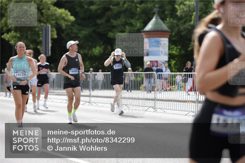 29.06.2025 - hella hamburg halbmarathon Jannik Wohlers http://msf.ph/oto/8342299 29.06.2025 10:42:21 Lombardsbrücke 1656, 1964, 1994, 2401, 2509, 2538, 2940, 2941, 3283, 3378, 3874, 4092, 4105, 4334, 4385, 4778, 5417, 6120, 6764, 7513, 8161, 8529, 10008, 10454, 10697, 11142, 11710, 12151, 12441, 13070, 13241, 13776, 14084, 14126, 14170, 14422, 14556, 14694, 15168, 15190, 15219, 15221, 15820, 15977, 16612, 16892 meine-sportfotos.de
