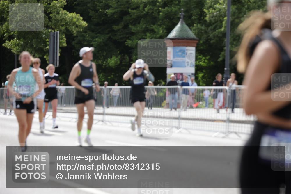 29.06.2025 - hella hamburg halbmarathon Jannik Wohlers http://msf.ph/oto/8342315 29.06.2025 10:42:21 Lombardsbrücke 1656, 1964, 1994, 2401, 2509, 2538, 2940, 2941, 3283, 3378, 3874, 4092, 4105, 4334, 4385, 4778, 5417, 6120, 6764, 7513, 8161, 8529, 10008, 10454, 10697, 11142, 11710, 12151, 12441, 13070, 13241, 13776, 14084, 14126, 14170, 14422, 14556, 14694, 15168, 15190, 15219, 15221, 15820, 15977, 16612, 16892 meine-sportfotos.de