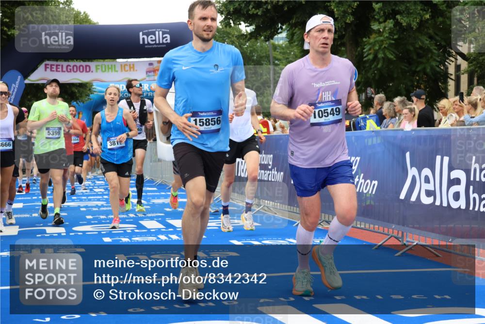 29.06.2025 - hella hamburg halbmarathon Strokosch-Dieckow http://msf.ph/oto/8342342 29.06.2025 10:53:36 Ziel 1030, 1061, 1098, 1499, 1502, 1783, 2058, 2070, 2082, 2518, 2630, 3399, 3819, 5399, 5866, 6628, 6762, 10549, 10895, 11588, 11589, 11604, 12632, 13865, 14702, 14818, 15061, 15113, 15441, 15497, 15856, 16092, 17482, 17710, 18143, 18450, 18514, 18612, 18666, 18715 meine-sportfotos.de