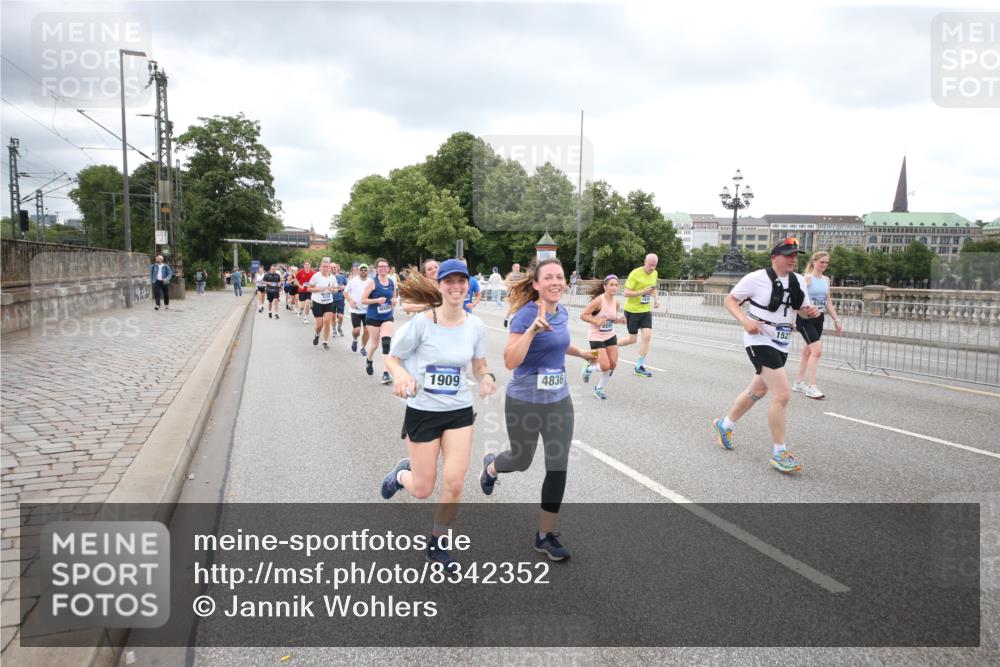 29.06.2025 - hella hamburg halbmarathon Jannik Wohlers http://msf.ph/oto/8342352 29.06.2025 10:55:45 Lombardsbrücke 1738, 1909, 2095, 2793, 3257, 3268, 4083, 4354, 4473, 4836, 5306, 5580, 5994, 6494, 6968, 7025, 7028, 7516, 7616, 8005, 8305, 8517, 9435, 9606, 9838, 10640, 10740, 10784, 10987, 11298, 11862, 11863, 12267, 12295, 12296, 12551, 13055, 13395, 13405, 13627, 13965, 14142, 14221, 14280, 14281, 15103, 15173, 15199, 15272, 15696, 15699, 16413, 16655, 16960, 17398, 17649, 17673, 18329, 18349, 19228 meine-sportfotos.de