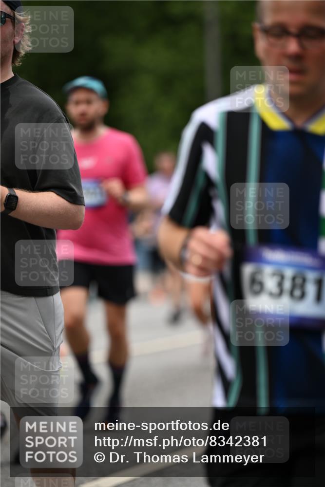 29.06.2025 - hella hamburg halbmarathon Dr. Thomas Lammeyer http://msf.ph/oto/8342381 29.06.2025 10:40:21 Kennedybrücke 1036, 1102, 1183, 1284, 1336, 1717, 2352, 2588, 3243, 3741, 3990, 4902, 4937, 5012, 5240, 5246, 5531, 6021, 6381, 6845, 6896, 7111, 7275, 7927, 8356, 8947, 9295, 10047, 10119, 10336, 10341, 10567, 11010, 11187, 11198 meine-sportfotos.de