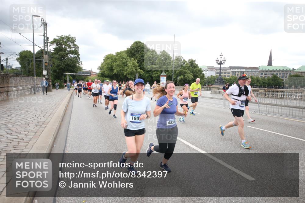 29.06.2025 - hella hamburg halbmarathon Jannik Wohlers http://msf.ph/oto/8342397 29.06.2025 10:55:45 Lombardsbrücke 1738, 1909, 2095, 2793, 3257, 3268, 4083, 4354, 4473, 4836, 5306, 5580, 5994, 6494, 6968, 7025, 7028, 7516, 7616, 8005, 8305, 8517, 9435, 9606, 9838, 10640, 10740, 10784, 10987, 11298, 11862, 11863, 12267, 12295, 12296, 12551, 13055, 13395, 13405, 13627, 13965, 14142, 14221, 14280, 14281, 15103, 15173, 15199, 15272, 15696, 15699, 16413, 16655, 16960, 17398, 17649, 17673, 18329, 18349, 19228 meine-sportfotos.de