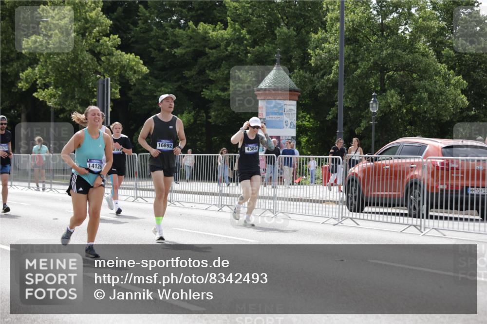 29.06.2025 - hella hamburg halbmarathon Jannik Wohlers http://msf.ph/oto/8342493 29.06.2025 10:42:22 Lombardsbrücke 1656, 1964, 1994, 2401, 2509, 2940, 2941, 3283, 3378, 3874, 4092, 4105, 4334, 4385, 4778, 5417, 6120, 6764, 7513, 8161, 8529, 9378, 10008, 10454, 10697, 11142, 11710, 12151, 12441, 13070, 13241, 13776, 14126, 14170, 14422, 14556, 14694, 15168, 15190, 15219, 15221, 15820, 15977, 16279, 16612, 16892, 17037 meine-sportfotos.de