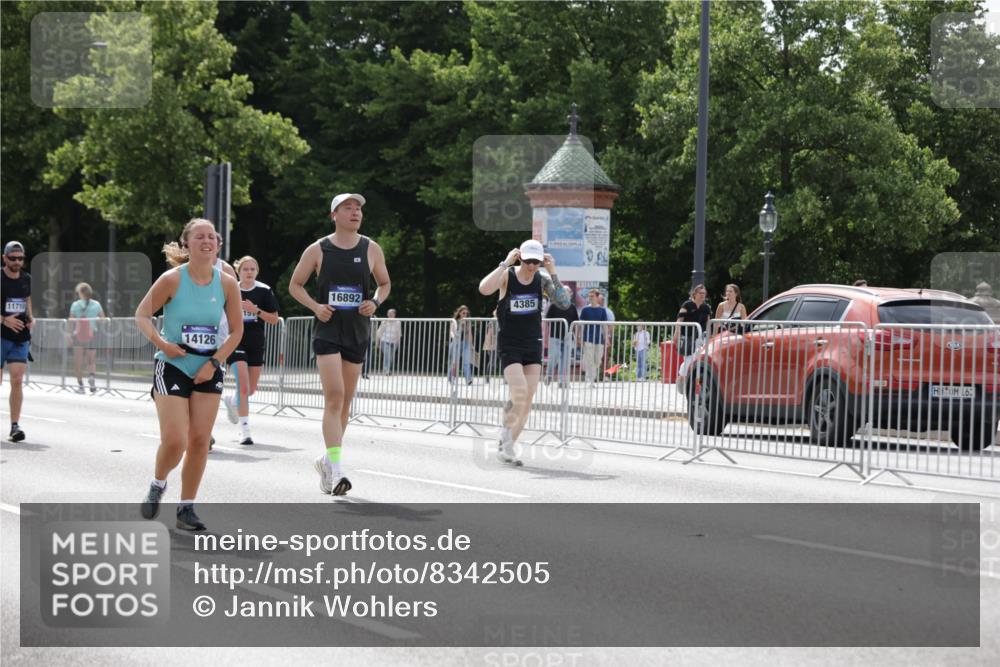 29.06.2025 - hella hamburg halbmarathon Jannik Wohlers http://msf.ph/oto/8342505 29.06.2025 10:42:22 Lombardsbrücke 1656, 1964, 1994, 2401, 2509, 2940, 2941, 3283, 3378, 3874, 4092, 4105, 4334, 4385, 4778, 5417, 6120, 6764, 7513, 8161, 8529, 9378, 10008, 10454, 10697, 11142, 11710, 12151, 12441, 13070, 13241, 13776, 14126, 14170, 14422, 14556, 14694, 15168, 15190, 15219, 15221, 15820, 15977, 16279, 16612, 16892, 17037 meine-sportfotos.de