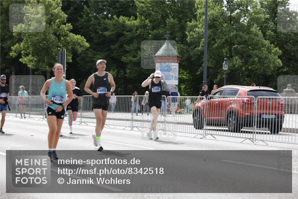 29.06.2025 - hella hamburg halbmarathon Jannik Wohlers http://msf.ph/oto/8342518 29.06.2025 10:42:22 Lombardsbrücke 1656, 1964, 1994, 2401, 2509, 2940, 2941, 3283, 3378, 3874, 4092, 4105, 4334, 4385, 4778, 5417, 6120, 6764, 7513, 8161, 8529, 9378, 10008, 10454, 10697, 11142, 11710, 12151, 12441, 13070, 13241, 13776, 14126, 14170, 14422, 14556, 14694, 15168, 15190, 15219, 15221, 15820, 15977, 16279, 16612, 16892, 17037 meine-sportfotos.de