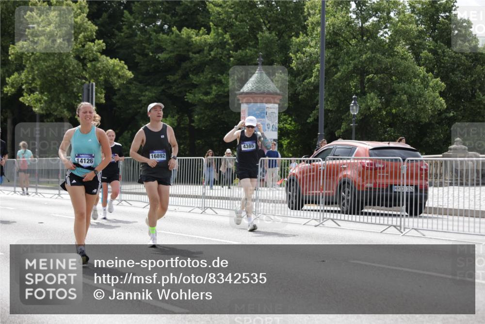 29.06.2025 - hella hamburg halbmarathon Jannik Wohlers http://msf.ph/oto/8342535 29.06.2025 10:42:22 Lombardsbrücke 1656, 1964, 1994, 2401, 2509, 2940, 2941, 3283, 3378, 3874, 4092, 4105, 4334, 4385, 4778, 5417, 6120, 6764, 7513, 8161, 8529, 9378, 10008, 10454, 10697, 11142, 11710, 12151, 12441, 13070, 13241, 13776, 14126, 14170, 14422, 14556, 14694, 15168, 15190, 15219, 15221, 15820, 15977, 16279, 16612, 16892, 17037 meine-sportfotos.de