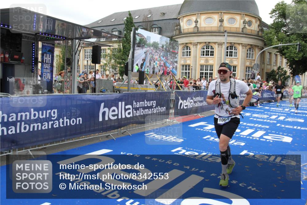 29.06.2025 - hella hamburg halbmarathon Michael Strokosch http://msf.ph/oto/8342553 29.06.2025 10:51:38 Ziel 1335, 5008, 10691, 13327, 13403, 14012, 19007, 19020 meine-sportfotos.de