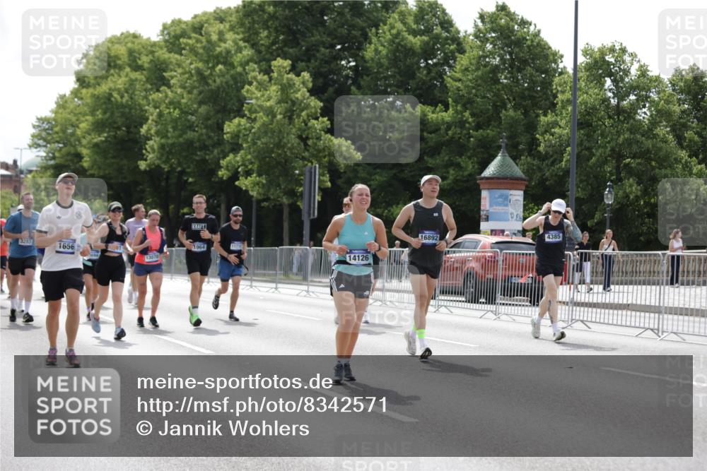 29.06.2025 - hella hamburg halbmarathon Jannik Wohlers http://msf.ph/oto/8342571 29.06.2025 10:42:22 Lombardsbrücke 1656, 1964, 1994, 2401, 2509, 2940, 2941, 3283, 3378, 3874, 4092, 4105, 4334, 4385, 4778, 5417, 6120, 6764, 7513, 8161, 8529, 9378, 10008, 10454, 10697, 11142, 11710, 12151, 12441, 13070, 13241, 13776, 14126, 14170, 14422, 14556, 14694, 15168, 15190, 15219, 15221, 15820, 15977, 16279, 16612, 16892, 17037 meine-sportfotos.de