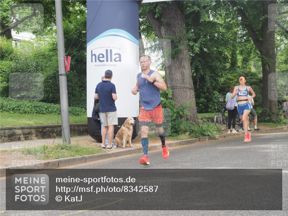 29.06.2025 - hella hamburg halbmarathon KatJ http://msf.ph/oto/8342587 29.06.2025 10:19:34 Zwischen KM18-KM19 3189, 5308 meine-sportfotos.de