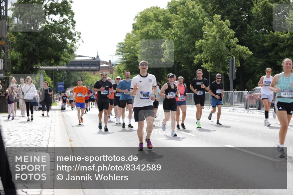 29.06.2025 - hella hamburg halbmarathon Jannik Wohlers http://msf.ph/oto/8342589 29.06.2025 10:42:23 Lombardsbrücke 1656, 1964, 2401, 2450, 2509, 2940, 2941, 3283, 3378, 4092, 4105, 4334, 4385, 5417, 6120, 6764, 7513, 8161, 8529, 9378, 10008, 10454, 10697, 11142, 11710, 12151, 12441, 13070, 13241, 13776, 14126, 14170, 14422, 14556, 14694, 15168, 15190, 15219, 15221, 15820, 16279, 16612, 16892, 17037 meine-sportfotos.de