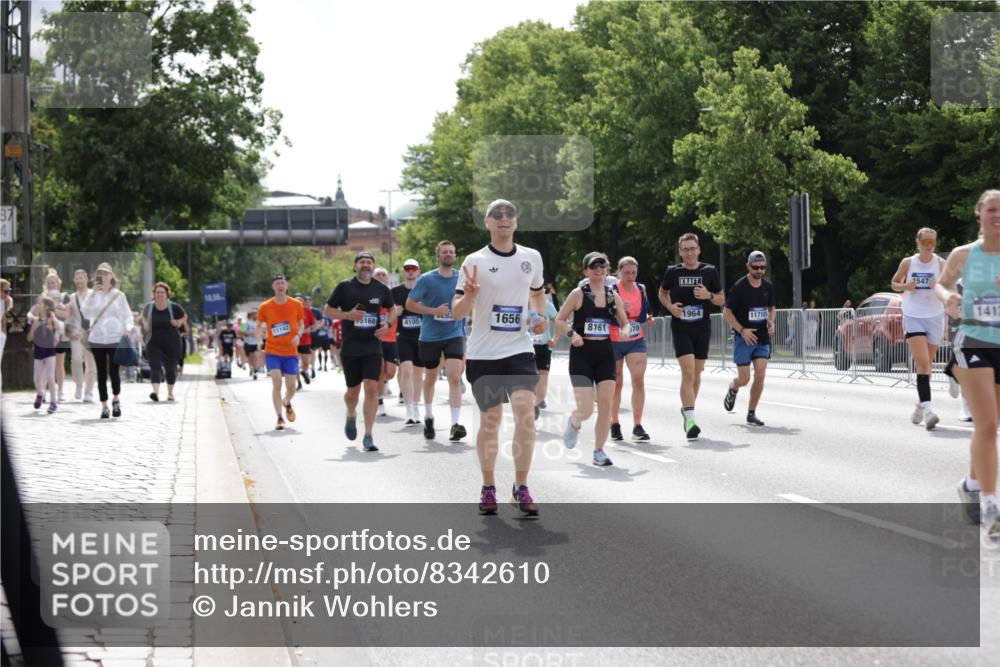 29.06.2025 - hella hamburg halbmarathon Jannik Wohlers http://msf.ph/oto/8342610 29.06.2025 10:42:23 Lombardsbrücke 1656, 1964, 2401, 2450, 2509, 2940, 2941, 3283, 3378, 4092, 4105, 4334, 4385, 5417, 6120, 6764, 7513, 8161, 8529, 9378, 10008, 10454, 10697, 11142, 11710, 12151, 12441, 13070, 13241, 13776, 14126, 14170, 14422, 14556, 14694, 15168, 15190, 15219, 15221, 15820, 16279, 16612, 16892, 17037 meine-sportfotos.de