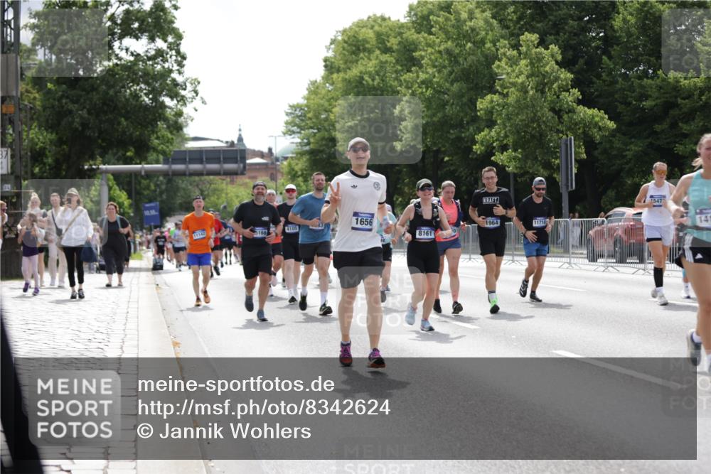 29.06.2025 - hella hamburg halbmarathon Jannik Wohlers http://msf.ph/oto/8342624 29.06.2025 10:42:23 Lombardsbrücke 1656, 1964, 2401, 2450, 2509, 2940, 2941, 3283, 3378, 4092, 4105, 4334, 4385, 5417, 6120, 6764, 7513, 8161, 8529, 9378, 10008, 10454, 10697, 11142, 11710, 12151, 12441, 13070, 13241, 13776, 14126, 14170, 14422, 14556, 14694, 15168, 15190, 15219, 15221, 15820, 16279, 16612, 16892, 17037 meine-sportfotos.de