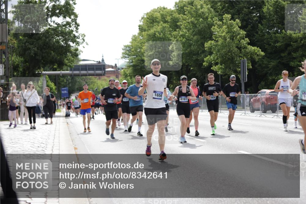 29.06.2025 - hella hamburg halbmarathon Jannik Wohlers http://msf.ph/oto/8342641 29.06.2025 10:42:23 Lombardsbrücke 1656, 1964, 2401, 2450, 2509, 2940, 2941, 3283, 3378, 4092, 4105, 4334, 4385, 5417, 6120, 6764, 7513, 8161, 8529, 9378, 10008, 10454, 10697, 11142, 11710, 12151, 12441, 13070, 13241, 13776, 14126, 14170, 14422, 14556, 14694, 15168, 15190, 15219, 15221, 15820, 16279, 16612, 16892, 17037 meine-sportfotos.de