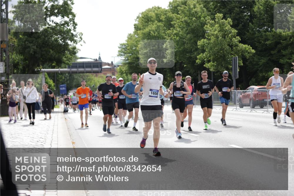 29.06.2025 - hella hamburg halbmarathon Jannik Wohlers http://msf.ph/oto/8342654 29.06.2025 10:42:23 Lombardsbrücke 1656, 1964, 2401, 2450, 2509, 2940, 2941, 3283, 3378, 4092, 4105, 4334, 4385, 5417, 6120, 6764, 7513, 8161, 8529, 9378, 10008, 10454, 10697, 11142, 11710, 12151, 12441, 13070, 13241, 13776, 14126, 14170, 14422, 14556, 14694, 15168, 15190, 15219, 15221, 15820, 16279, 16612, 16892, 17037 meine-sportfotos.de