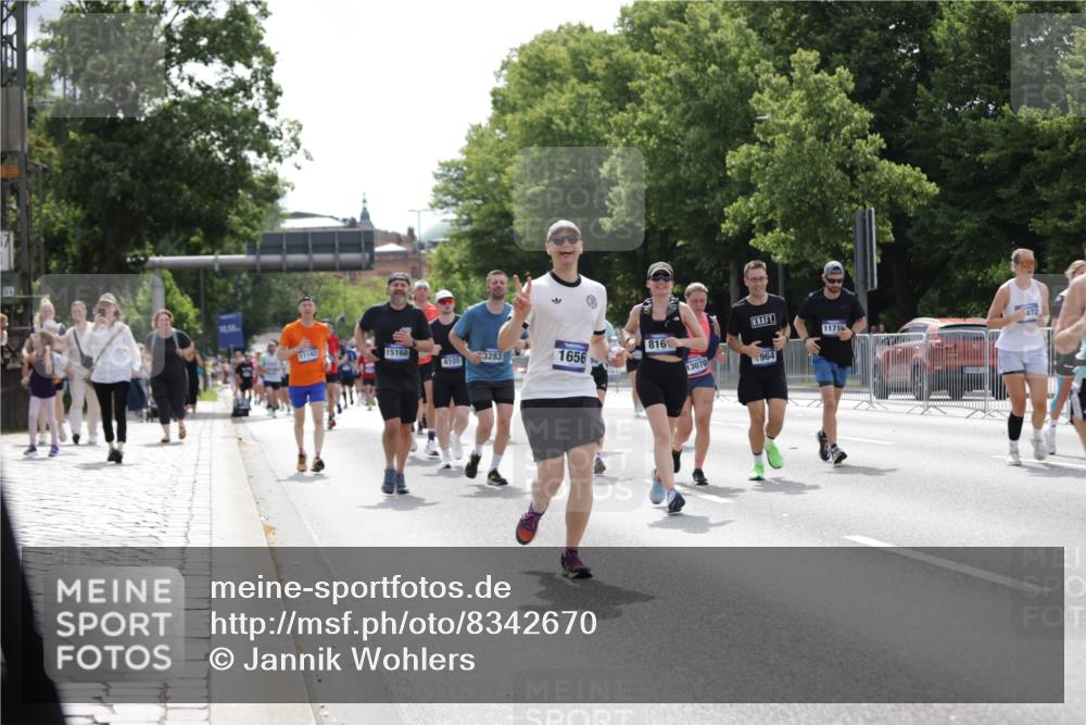 29.06.2025 - hella hamburg halbmarathon Jannik Wohlers http://msf.ph/oto/8342670 29.06.2025 10:42:23 Lombardsbrücke 1656, 1964, 2401, 2450, 2509, 2940, 2941, 3283, 3378, 4092, 4105, 4334, 4385, 5417, 6120, 6764, 7513, 8161, 8529, 9378, 10008, 10454, 10697, 11142, 11710, 12151, 12441, 13070, 13241, 13776, 14126, 14170, 14422, 14556, 14694, 15168, 15190, 15219, 15221, 15820, 16279, 16612, 16892, 17037 meine-sportfotos.de