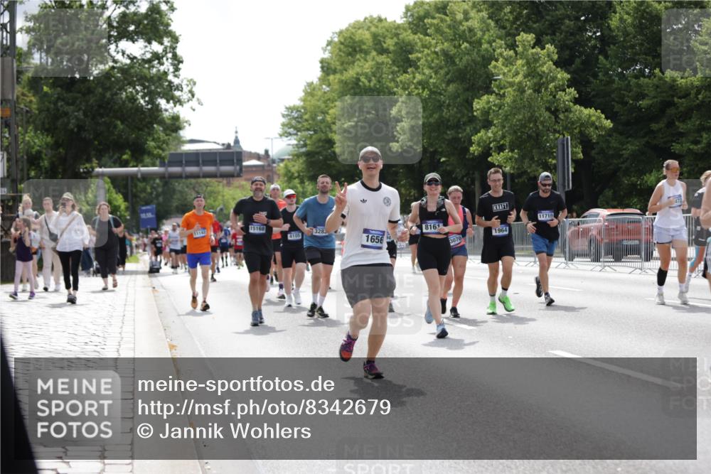29.06.2025 - hella hamburg halbmarathon Jannik Wohlers http://msf.ph/oto/8342679 29.06.2025 10:42:23 Lombardsbrücke 1656, 1964, 2401, 2450, 2509, 2940, 2941, 3283, 3378, 4092, 4105, 4334, 4385, 5417, 6120, 6764, 7513, 8161, 8529, 9378, 10008, 10454, 10697, 11142, 11710, 12151, 12441, 13070, 13241, 13776, 14126, 14170, 14422, 14556, 14694, 15168, 15190, 15219, 15221, 15820, 16279, 16612, 16892, 17037 meine-sportfotos.de