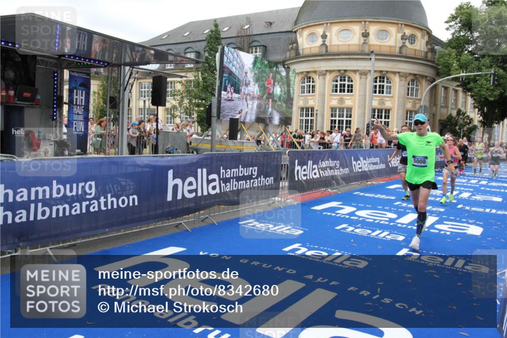 29.06.2025 - hella hamburg halbmarathon Michael Strokosch http://msf.ph/oto/8342680 29.06.2025 10:51:41 Ziel 5008, 10691, 13327, 14012, 14458, 15496, 19007, 19020 meine-sportfotos.de