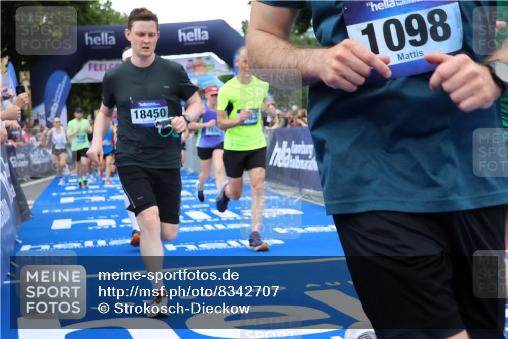 29.06.2025 - hella hamburg halbmarathon Strokosch-Dieckow http://msf.ph/oto/8342707 29.06.2025 10:53:33 Ziel 1030, 1061, 1098, 1499, 1502, 1783, 2058, 2070, 2630, 3399, 3819, 5399, 5866, 6628, 6762, 10549, 10895, 11068, 11588, 11589, 11604, 12632, 12909, 13865, 13912, 15061, 15113, 15441, 15497, 15856, 16092, 17710, 18143, 18450, 18612, 18666, 18715 meine-sportfotos.de
