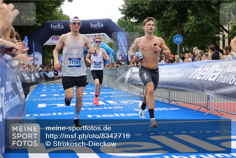 29.06.2025 - hella hamburg halbmarathon Strokosch-Dieckow http://msf.ph/oto/8342716 29.06.2025 10:32:44 Ziel 1990, 6358, 7965, 8062, 12987, 13686, 13961, 14028, 15054, 16425, 16619, 17117, 17151, 18687 meine-sportfotos.de