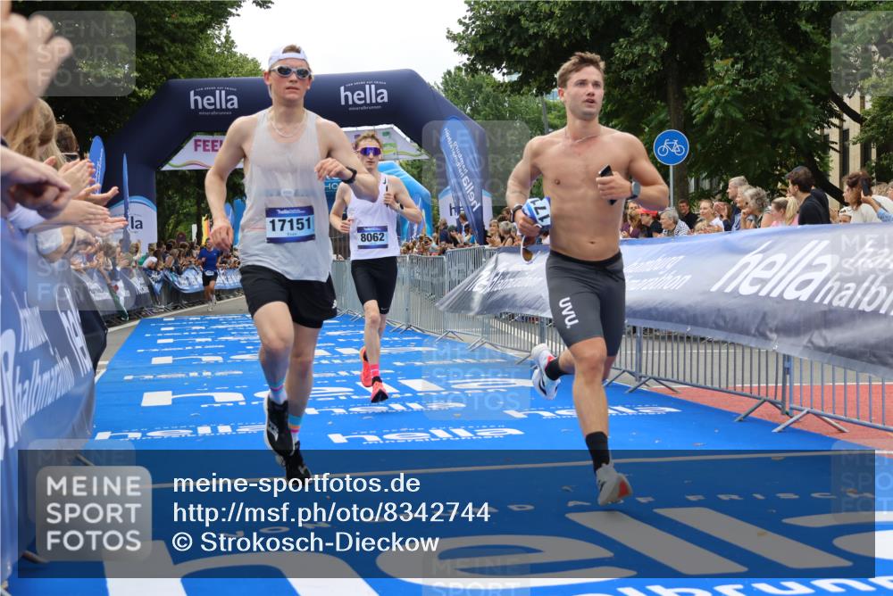 29.06.2025 - hella hamburg halbmarathon Strokosch-Dieckow http://msf.ph/oto/8342744 29.06.2025 10:32:44 Ziel 1990, 6358, 7965, 8062, 12987, 13686, 13961, 14028, 15054, 16425, 16619, 17117, 17151, 18687 meine-sportfotos.de