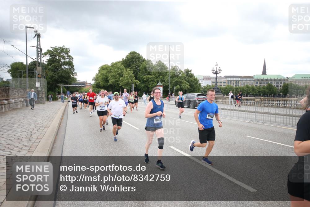 29.06.2025 - hella hamburg halbmarathon Jannik Wohlers http://msf.ph/oto/8342759 29.06.2025 10:55:47 Lombardsbrücke 1738, 1909, 2095, 2793, 3257, 3268, 4083, 4354, 4473, 4836, 5306, 5580, 5757, 5994, 6494, 6968, 7025, 7028, 7616, 8005, 8305, 8517, 9435, 9606, 9838, 9948, 9953, 10640, 10740, 10784, 10987, 11298, 11862, 11863, 12267, 12295, 12296, 12551, 13055, 13395, 13405, 13965, 14142, 14221, 14280, 14281, 15103, 15173, 15272, 15443, 15696, 15699, 16413, 16655, 16960, 17084, 17398, 17649, 17673, 18329, 18349, 19228 meine-sportfotos.de