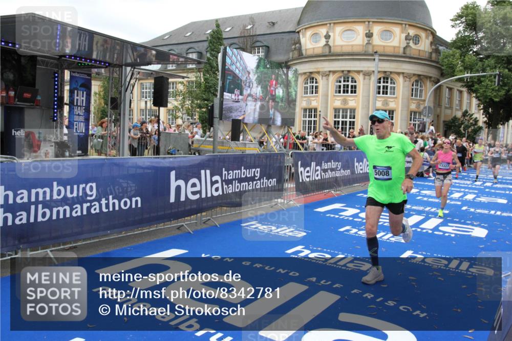 29.06.2025 - hella hamburg halbmarathon Michael Strokosch http://msf.ph/oto/8342781 29.06.2025 10:51:41 Ziel 5008, 10691, 13327, 14012, 14458, 15496, 19007, 19020 meine-sportfotos.de