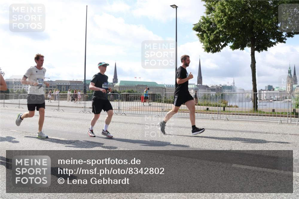 29.06.2025 - hella hamburg halbmarathon Lena Gebhardt http://msf.ph/oto/8342802 29.06.2025 10:00:45 Lombardsbrücke 1845, 1611, 1019, 1180, 1526, 1544, 1568, 1583, 1611, 1681, 1726, 2027, 2086, 2236, 2346, 2426, 2474, 2606, 2652, 2730, 2982, 3042, 3059, 3141, 3177, 3319, 3400, 3625, 3740, 3794, 3861, 3983, 4238, 4419, 4579, 4594, 4616, 4708, 4767, 4813, 4940, 4945, 5033, 5418, 5643, 5728, 5870, 6082, 6084, 6138, 6147, 6220, 6260, 6443, 6470, 6531, 6714, 6757, 7658, 7757, 7759, 7761, 8255, 8326, 8478, 8632, 8923, 9124, 9553, 9555, 9577, 10074, 10271, 10599 meine-sportfotos.de