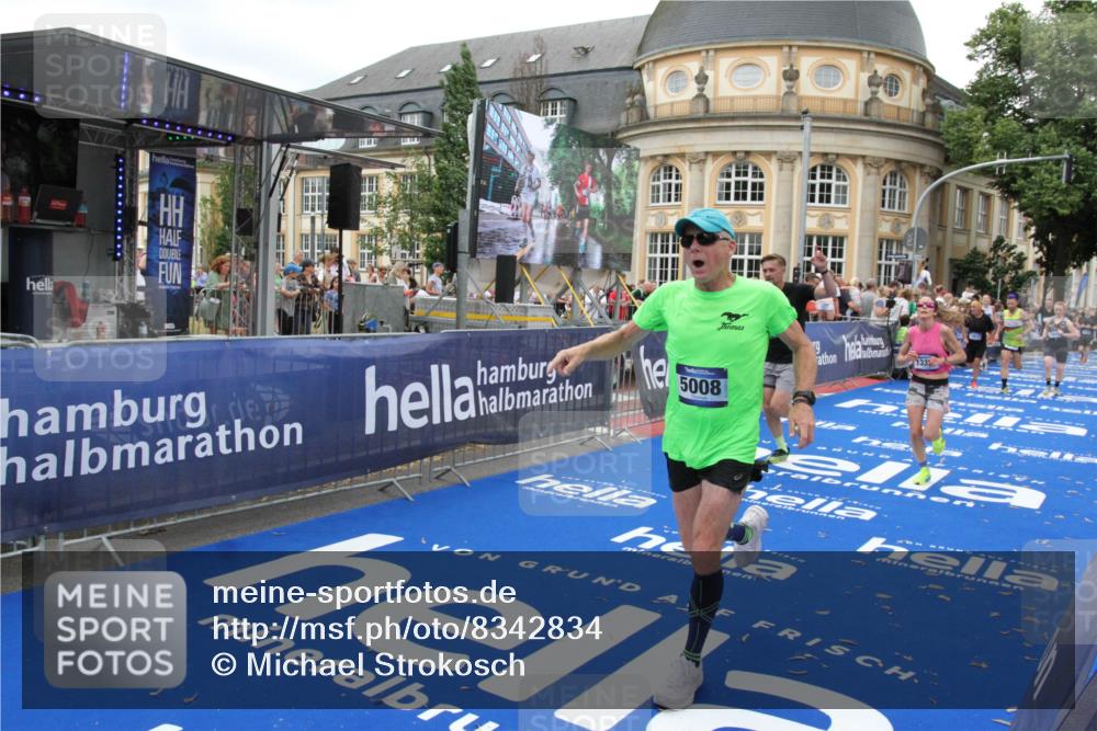 29.06.2025 - hella hamburg halbmarathon Michael Strokosch http://msf.ph/oto/8342834 29.06.2025 10:51:42 Ziel 5008, 13327, 14012, 14458, 15496, 15899, 19007, 19020 meine-sportfotos.de