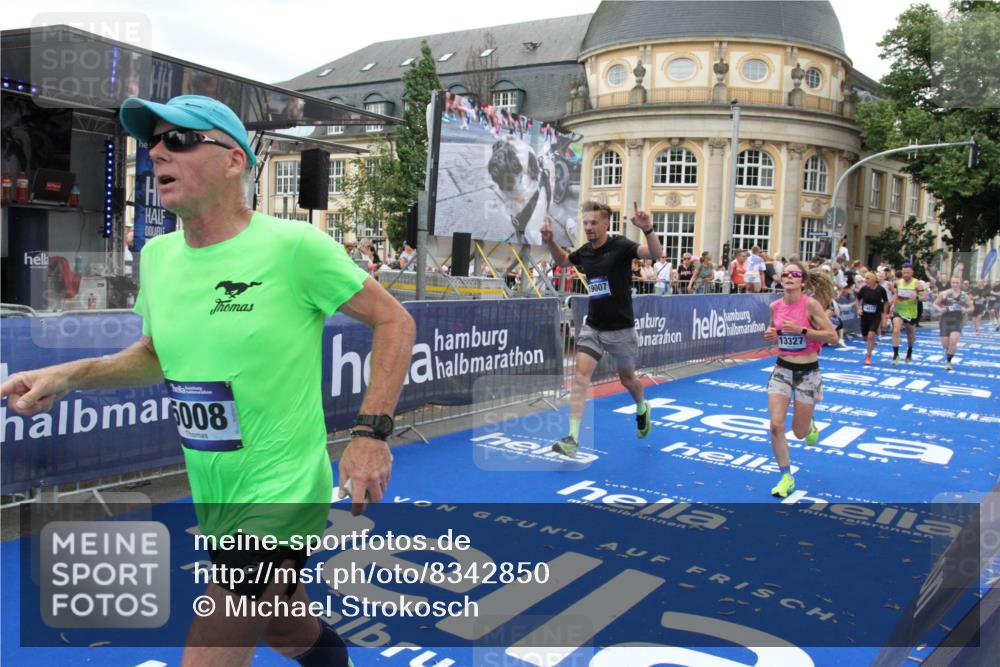 29.06.2025 - hella hamburg halbmarathon Michael Strokosch http://msf.ph/oto/8342850 29.06.2025 10:51:42 Ziel 5008, 13327, 14012, 14458, 15496, 15899, 19007, 19020 meine-sportfotos.de