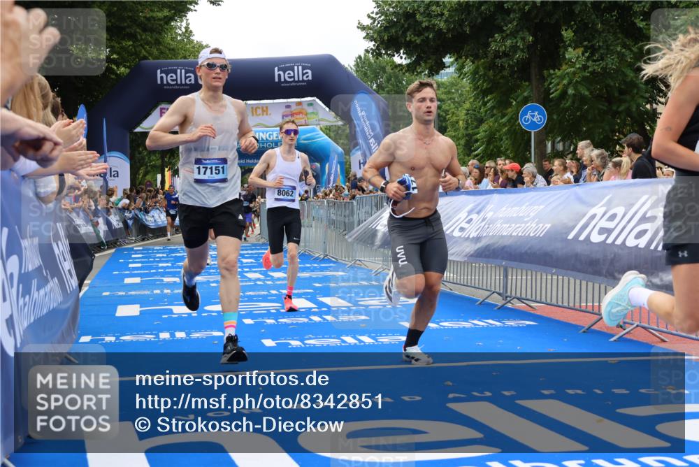 29.06.2025 - hella hamburg halbmarathon Strokosch-Dieckow http://msf.ph/oto/8342851 29.06.2025 10:32:44 Ziel 1990, 6358, 7965, 8062, 12987, 13686, 13961, 14028, 15054, 16425, 16619, 17117, 17151, 18687 meine-sportfotos.de