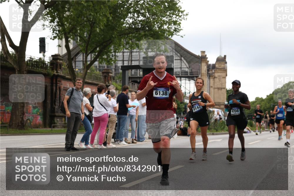 29.06.2025 - hella hamburg halbmarathon Yannick Fuchs http://msf.ph/oto/8342901 29.06.2025 10:52:17 20KM 1319, 1595, 1833, 2159, 2250, 2488, 2619, 2656, 2840, 2996, 3251, 3859, 4319, 4502, 4550, 4708, 4767, 5277, 5341, 5675, 5926, 6104, 6138, 6147, 6592, 7082, 7189, 7856, 8089, 8322, 8585, 9230, 9316, 10020, 10268, 10319, 10518, 10703, 10788, 11394, 11605, 11808, 11846, 12378, 12495, 12585, 12734, 12735, 12879, 13287, 13512, 13654, 13694, 13816, 13880, 14266, 14673, 15197, 15434, 15527, 16189, 16531, 17405, 17531, 17827, 18180, 18492, 18727, 18985 meine-sportfotos.de