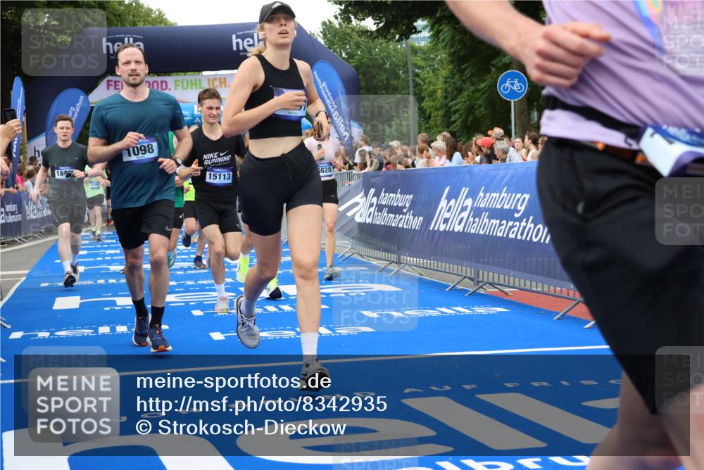29.06.2025 - hella hamburg halbmarathon Strokosch-Dieckow http://msf.ph/oto/8342935 29.06.2025 10:53:31 Ziel 1030, 1061, 1098, 1499, 1502, 1783, 2070, 2630, 3399, 3819, 5866, 6198, 6628, 6629, 6762, 10549, 11068, 12632, 12909, 13865, 13912, 13997, 15061, 15113, 15497, 15856, 17710, 18450, 18612, 18666, 18715 meine-sportfotos.de