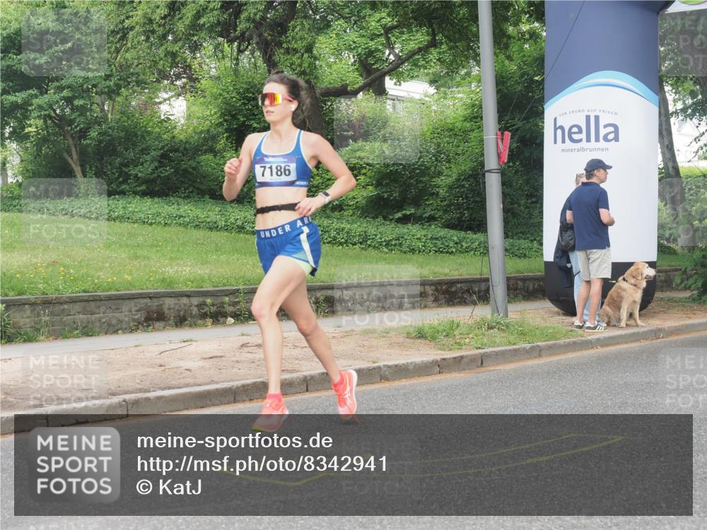 29.06.2025 - hella hamburg halbmarathon KatJ http://msf.ph/oto/8342941 29.06.2025 10:19:37 Zwischen KM18-KM19 3189, 5308, 7186 meine-sportfotos.de