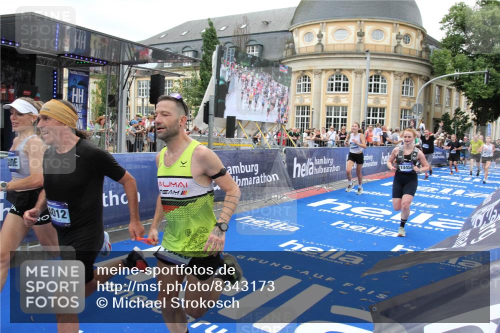 29.06.2025 - hella hamburg halbmarathon Michael Strokosch http://msf.ph/oto/8343173 29.06.2025 10:51:45 Ziel 6286, 7224, 8819, 13327, 14012, 14458, 15496, 15727, 15831, 15899, 17682, 19020, 19053 meine-sportfotos.de