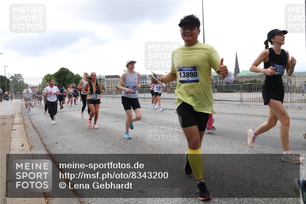 29.06.2025 - hella hamburg halbmarathon Lena Gebhardt http://msf.ph/oto/8343200 29.06.2025 10:47:46 Lombardsbrücke 21, 17216, 12432, 13898, 622, 1045, 1246, 1392, 1434, 1463, 1523, 1618, 1639, 1926, 2148, 2163, 2197, 2407, 2491, 2545, 2704, 2790, 2882, 2994, 3049, 3339, 4037, 4325, 4423, 4806, 4856, 4895, 4974, 4975, 5621, 5622, 5886, 5895, 6255, 6256, 6995, 7240, 7403, 7427, 7630, 7631, 7916, 7970, 8077, 8105, 8270, 8310, 8550, 8774, 8915, 8953, 9018, 9356, 9687, 9696, 9697, 10658, 10777, 10794, 10991, 11351, 11458, 11730, 11738, 11802, 11909, 12431 meine-sportfotos.de