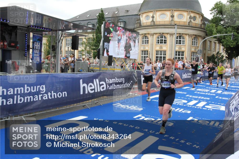 29.06.2025 - hella hamburg halbmarathon Michael Strokosch http://msf.ph/oto/8343264 29.06.2025 10:51:46 Ziel 2396, 6286, 7224, 8710, 8819, 12224, 14012, 14458, 15496, 15727, 15831, 15899, 17682, 19020, 19053 meine-sportfotos.de