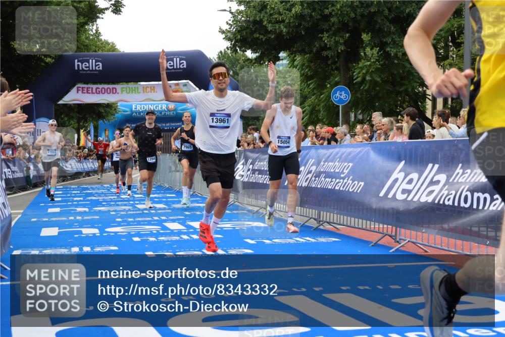 29.06.2025 - hella hamburg halbmarathon Strokosch-Dieckow http://msf.ph/oto/8343332 29.06.2025 10:32:41 Ziel 1990, 7965, 8062, 12987, 13686, 13961, 14028, 14293, 14908, 15054, 16619, 17117, 17151 meine-sportfotos.de