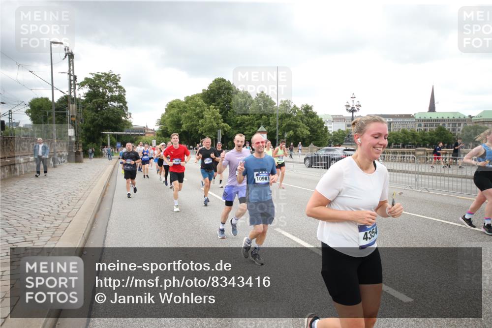 29.06.2025 - hella hamburg halbmarathon Jannik Wohlers http://msf.ph/oto/8343416 29.06.2025 10:55:50 Lombardsbrücke 1113, 1738, 1909, 2095, 3257, 4083, 4354, 4836, 5580, 5693, 5757, 6494, 6968, 7025, 7028, 7616, 8005, 8305, 8517, 8766, 9383, 9435, 9606, 9838, 9948, 9953, 10740, 10784, 10987, 11298, 11862, 11863, 12295, 12296, 12551, 13395, 13405, 13965, 14142, 14280, 14281, 15103, 15173, 15272, 15443, 15696, 15699, 16655, 16960, 17084, 17398, 17649, 17673, 18349, 18798, 19228 meine-sportfotos.de