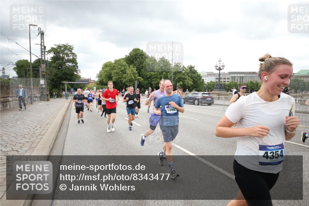 29.06.2025 - hella hamburg halbmarathon Jannik Wohlers http://msf.ph/oto/8343477 29.06.2025 10:55:50 Lombardsbrücke 1113, 1738, 1909, 2095, 3257, 4083, 4354, 4836, 5580, 5693, 5757, 6494, 6968, 7025, 7028, 7616, 8005, 8305, 8517, 8766, 9383, 9435, 9606, 9838, 9948, 9953, 10740, 10784, 10987, 11298, 11862, 11863, 12295, 12296, 12551, 13395, 13405, 13965, 14142, 14280, 14281, 15103, 15173, 15272, 15443, 15696, 15699, 16655, 16960, 17084, 17398, 17649, 17673, 18349, 18798, 19228 meine-sportfotos.de