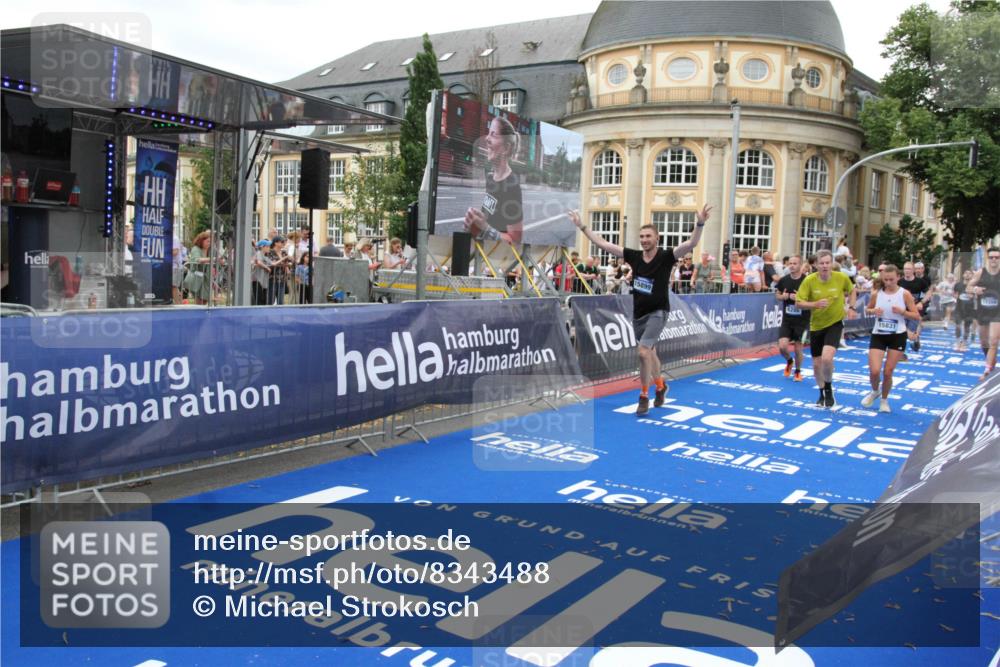 29.06.2025 - hella hamburg halbmarathon Michael Strokosch http://msf.ph/oto/8343488 29.06.2025 10:51:47 Ziel 2396, 6286, 7224, 8710, 8819, 12224, 14012, 14458, 15496, 15727, 15831, 15899, 16907, 17682, 19020, 19053 meine-sportfotos.de