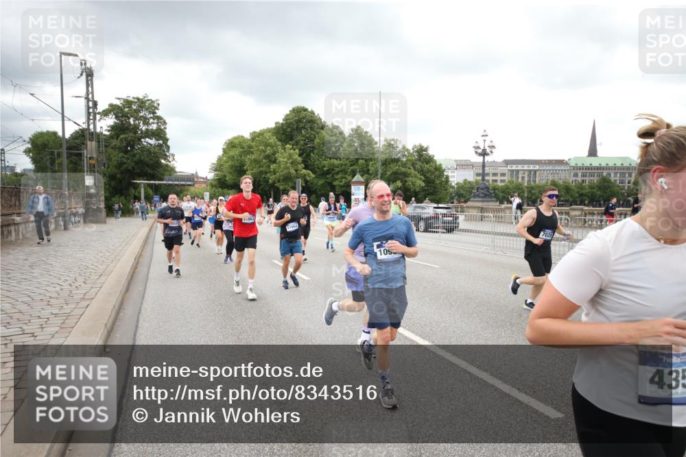 29.06.2025 - hella hamburg halbmarathon Jannik Wohlers http://msf.ph/oto/8343516 29.06.2025 10:55:50 Lombardsbrücke 1113, 1738, 1909, 2095, 3257, 4083, 4354, 4836, 5580, 5693, 5757, 6494, 6968, 7025, 7028, 7616, 8005, 8305, 8517, 8766, 9383, 9435, 9606, 9838, 9948, 9953, 10740, 10784, 10987, 11298, 11862, 11863, 12295, 12296, 12551, 13395, 13405, 13965, 14142, 14280, 14281, 15103, 15173, 15272, 15443, 15696, 15699, 16655, 16960, 17084, 17398, 17649, 17673, 18349, 18798, 19228 meine-sportfotos.de